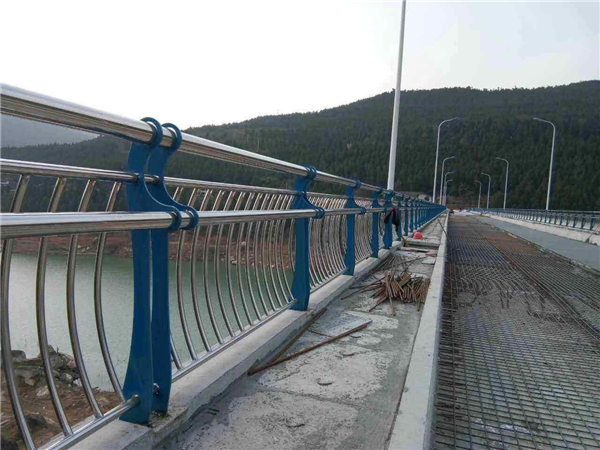 海东不锈钢桥梁护栏的特点及其在桥梁安全中的重要作用