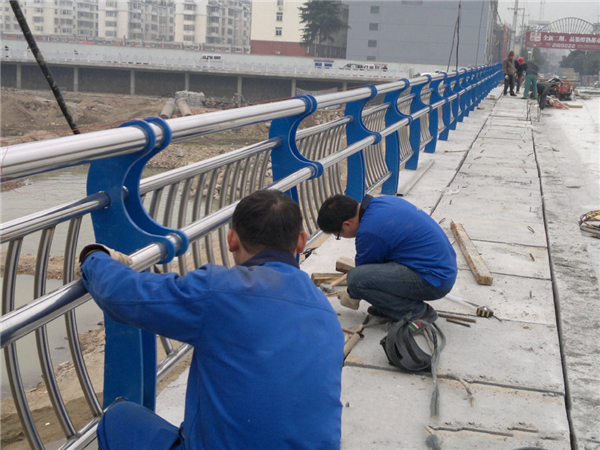 海东不锈钢河道护栏的特性及其在城市景观中的应用