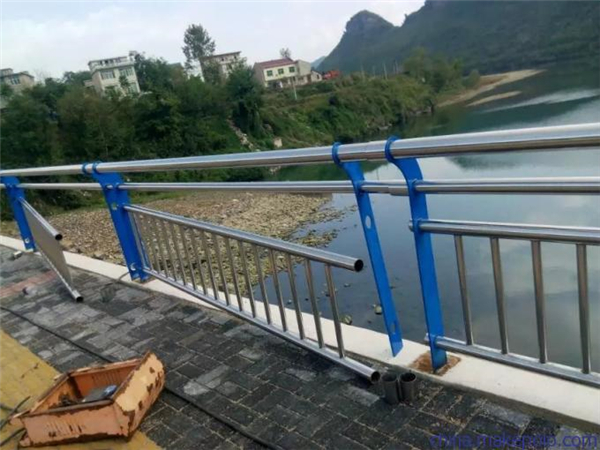 海东不锈钢复合管护栏是一种卓越的防护材料